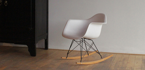 Silla mecedora Eames RAR blanca diseñada en España