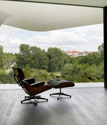 Diseño de sofá Eames en nogal y cuero negro en España